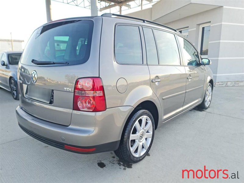 2007' Volkswagen Touran photo #3