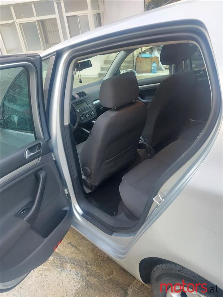 2005' Volkswagen Golf photo #5