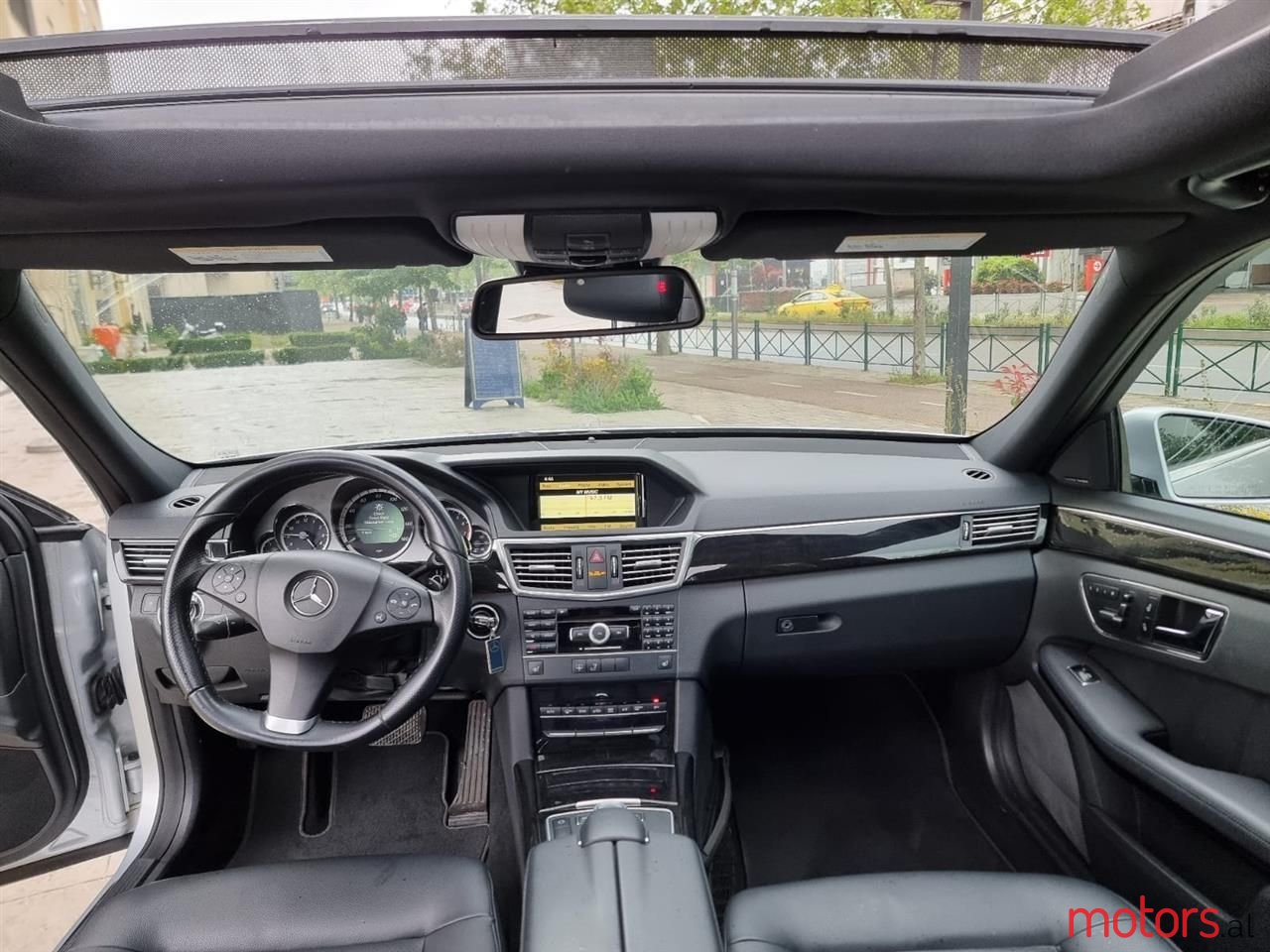 2011' Mercedes-Benz E 350 photo #6