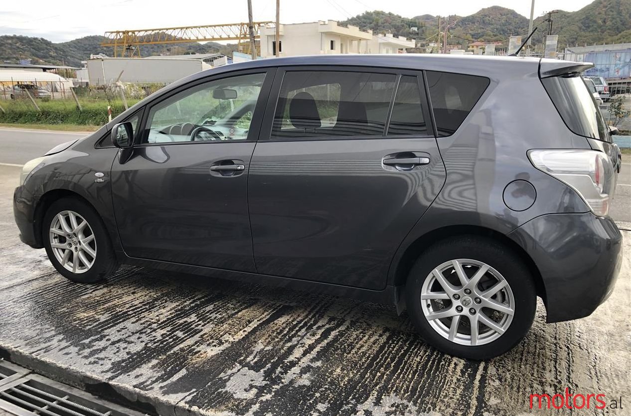 2010' Toyota Corolla Verso photo #5