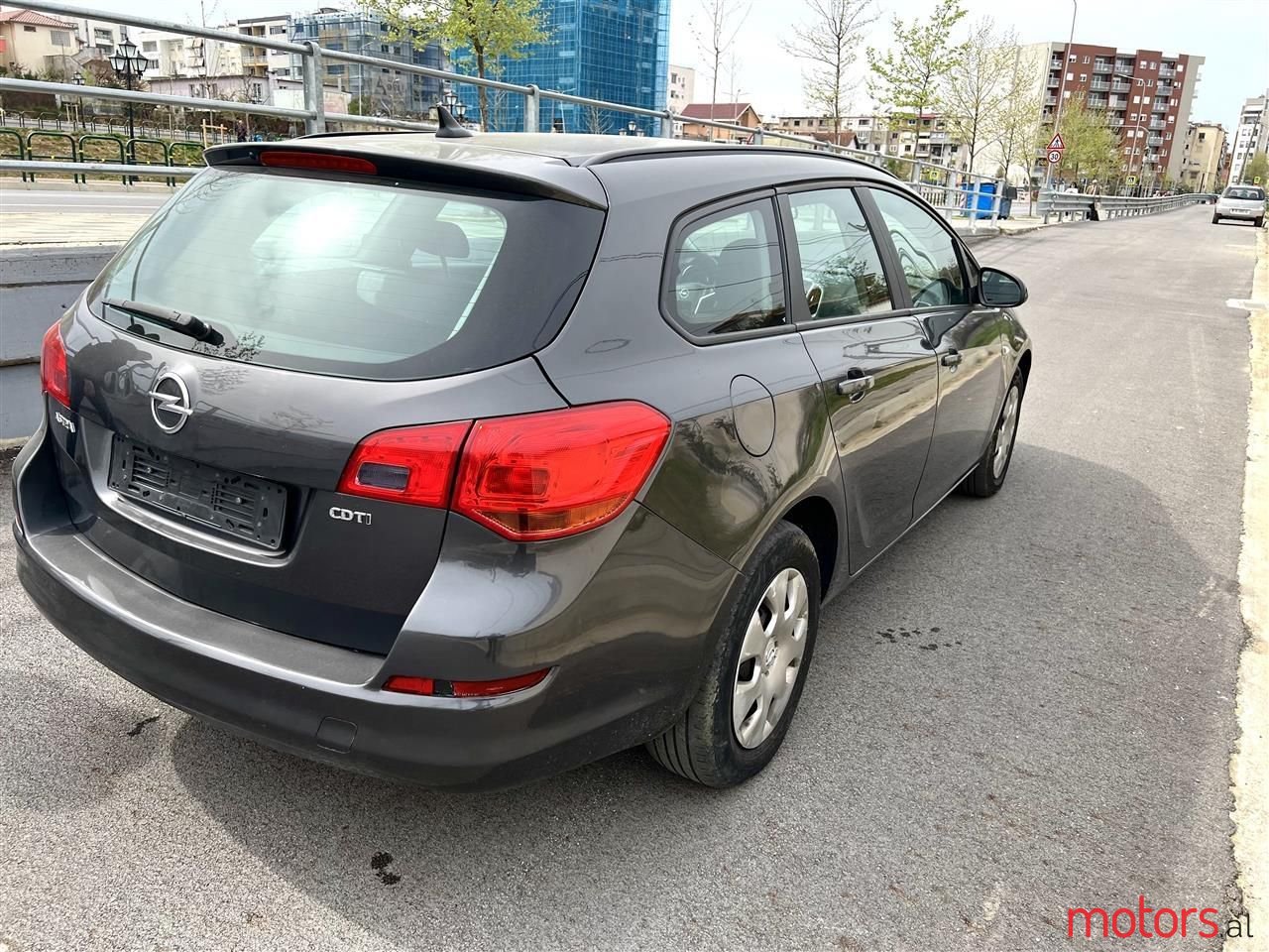 2011' Opel Astra photo #2