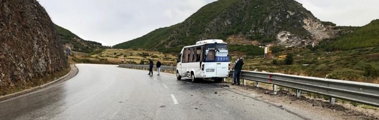Makina përplaset me murin në Gjirokastër, humb jetën pasagjeri, plagoset shoferi