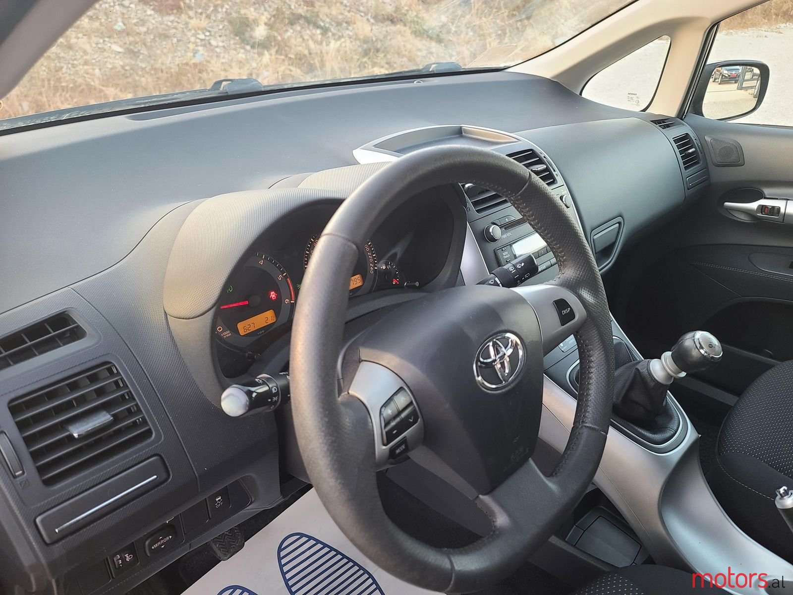 2012' Toyota Auris photo #6
