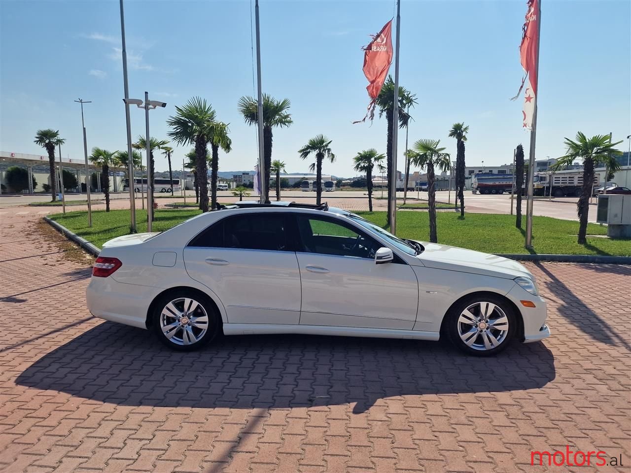 2011' Mercedes-Benz E 350 photo #2