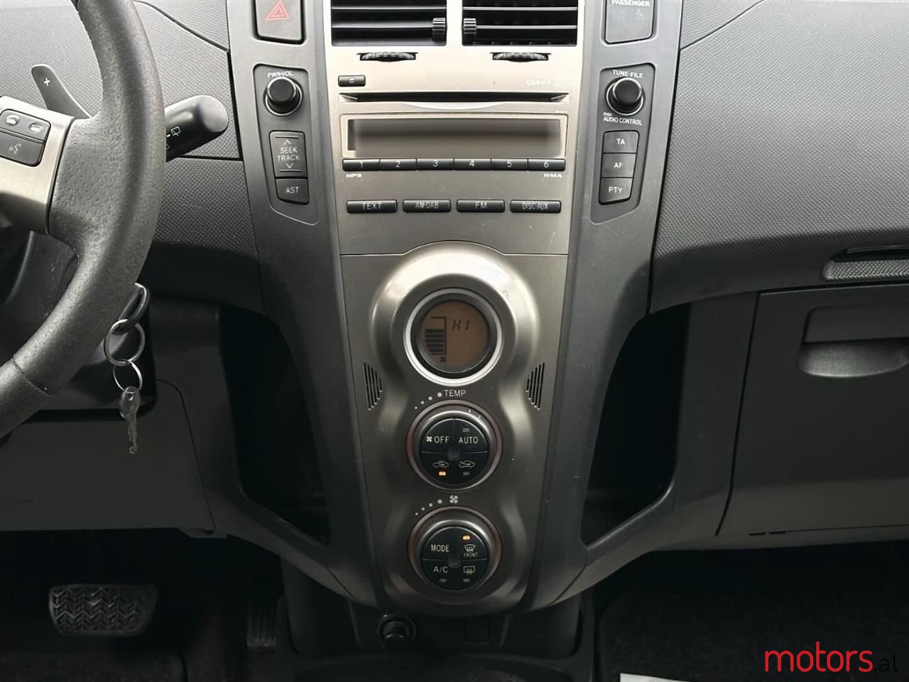 2011' Toyota Yaris photo #6