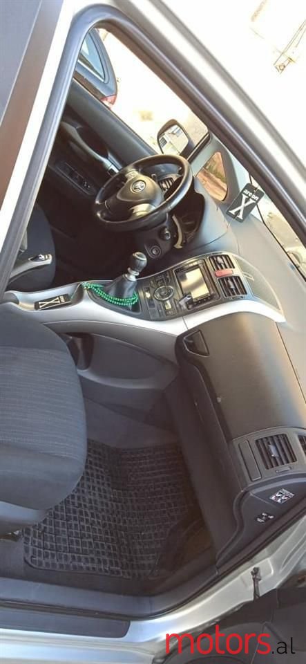 2009' Toyota Auris photo #4