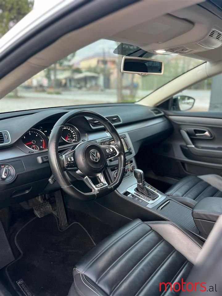 2015' Volkswagen Passat photo #2