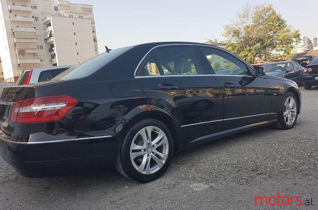 2011' Mercedes-Benz E 200 photo #2