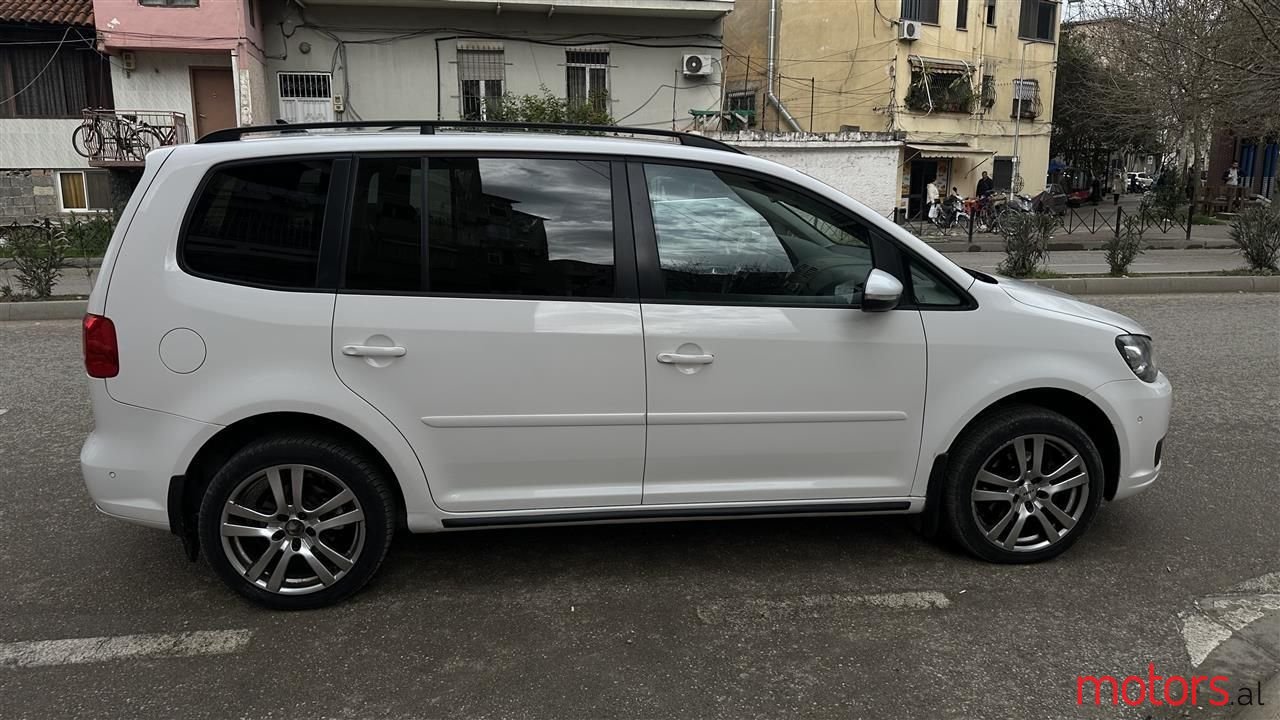 2011' Volkswagen Touran photo #4