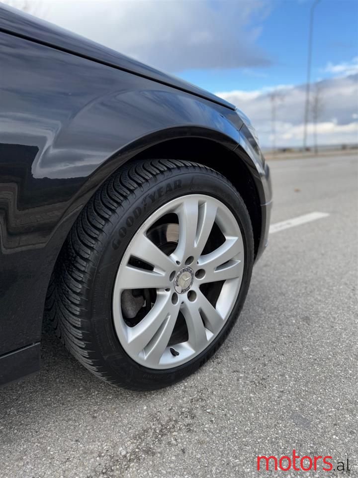 2009' Mercedes-Benz 220 photo #2