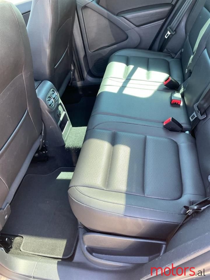 2012' Volkswagen Tiguan photo #6