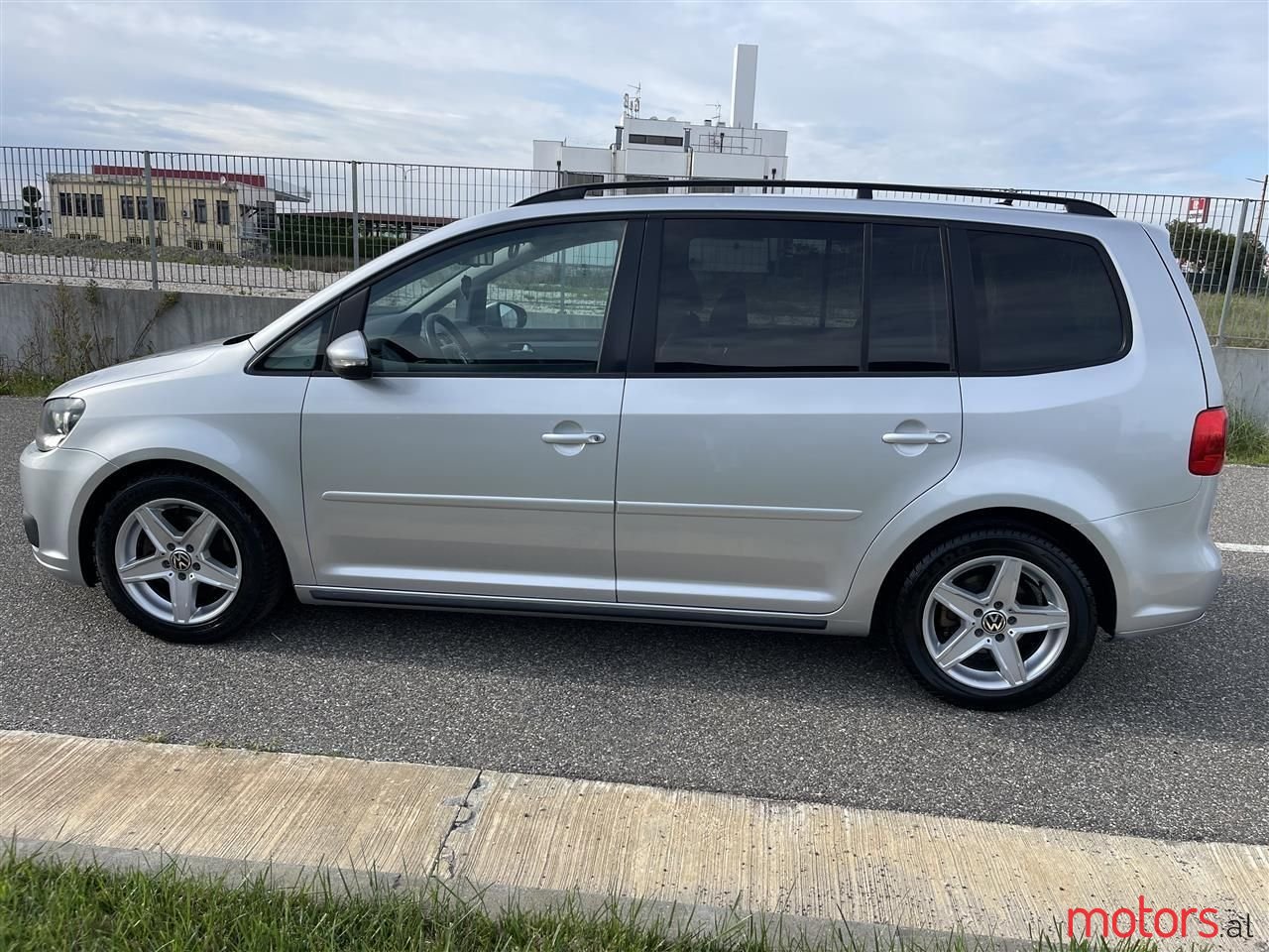 2011' Volkswagen Touran photo #2