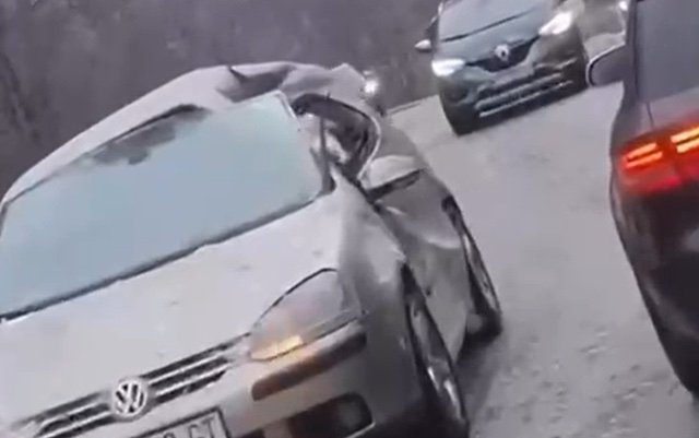 Guri bie mbi automjet në aksin rrugor Pejë-Rugovë