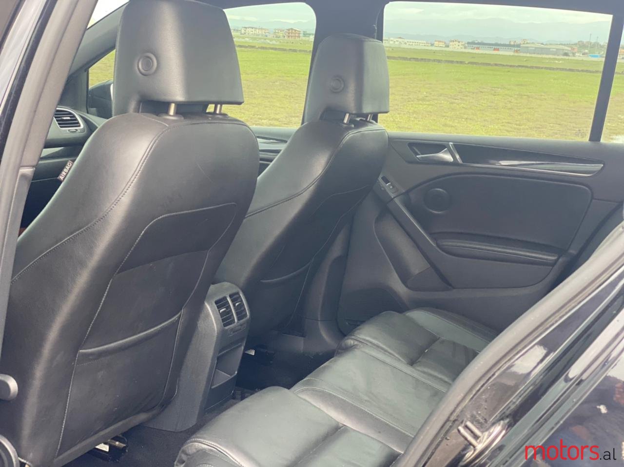 2011' Volkswagen Golf GTI photo #2