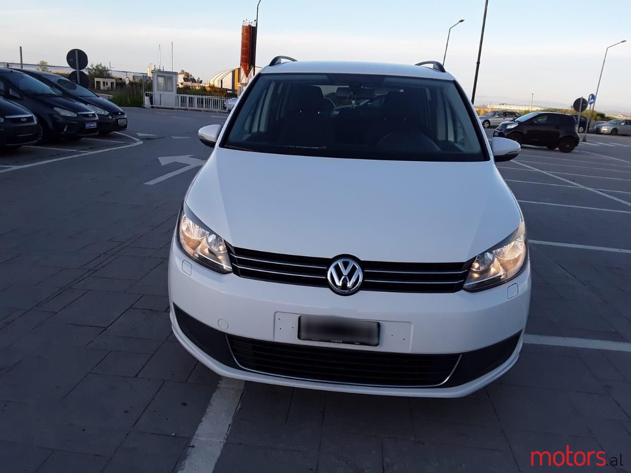 2011' Volkswagen Touran photo #1