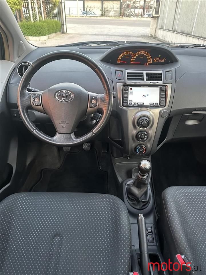 2010' Toyota Yaris photo #5