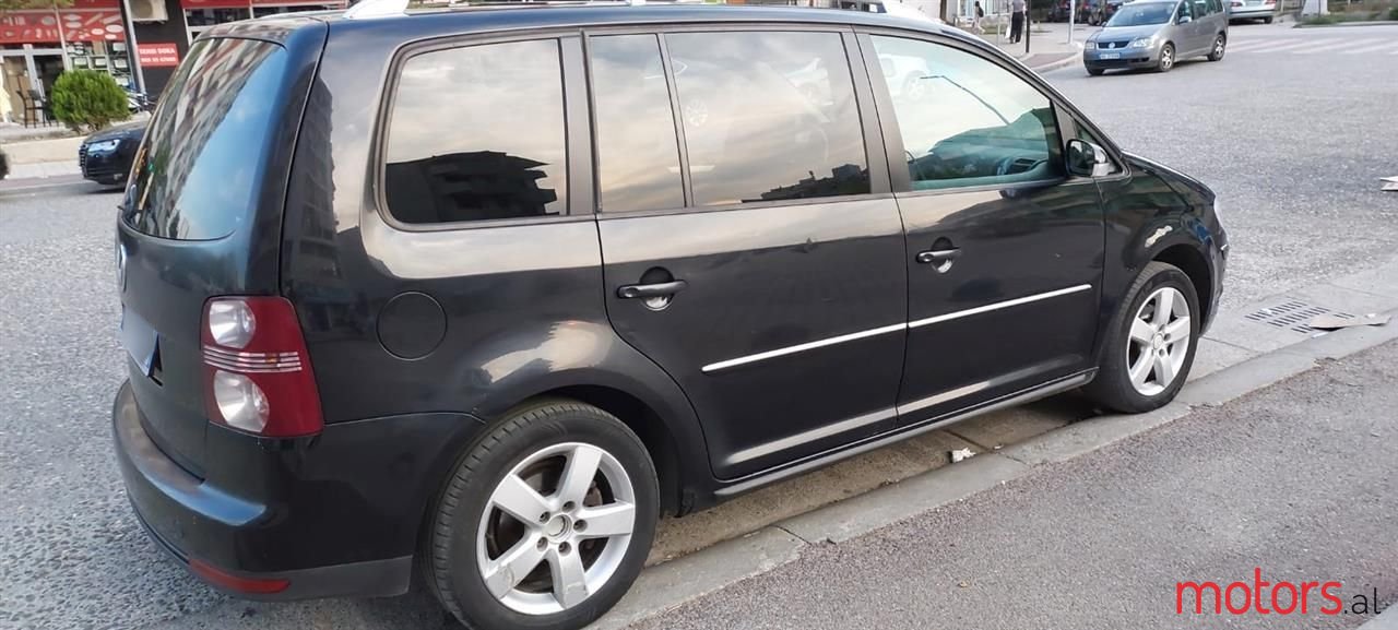 2009' Volkswagen Touran photo #3