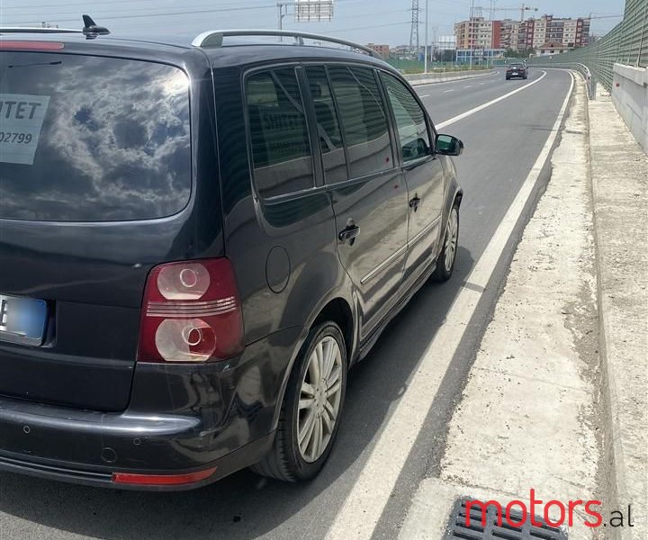 2007' Volkswagen Touran photo #5