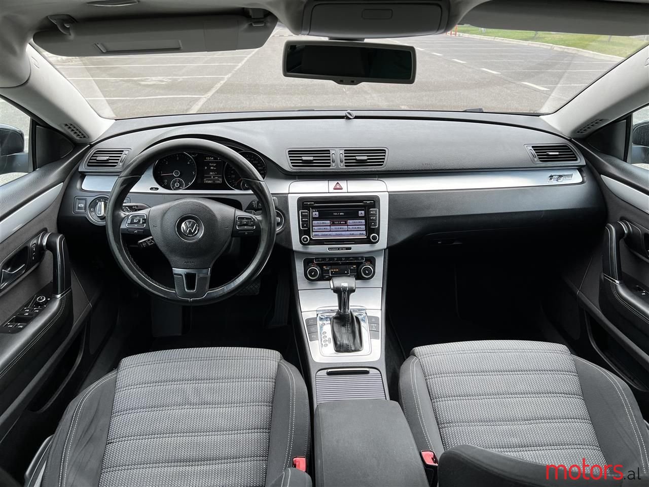 2009' Volkswagen Passat photo #2