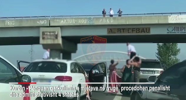 Bllokuan autostradën dhe nisën ahengun, Policia ndëshkon dasmorët nga Laçi, i bllokon makinat luksoze