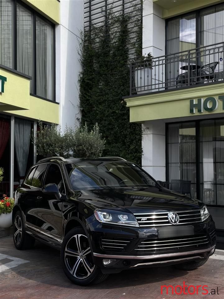 2016' Volkswagen Touareg photo #1