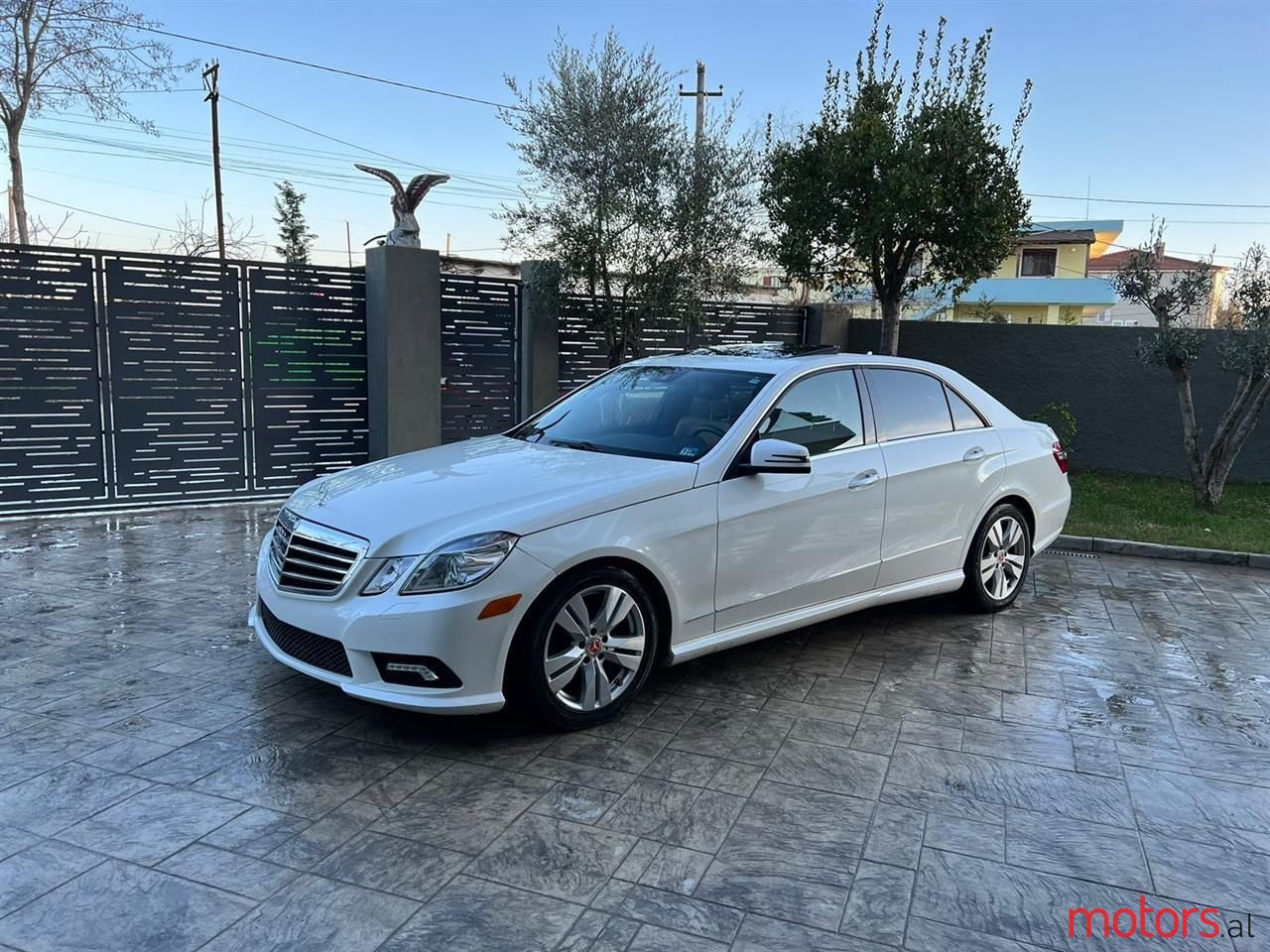 2011' Mercedes-Benz E 350 photo #3