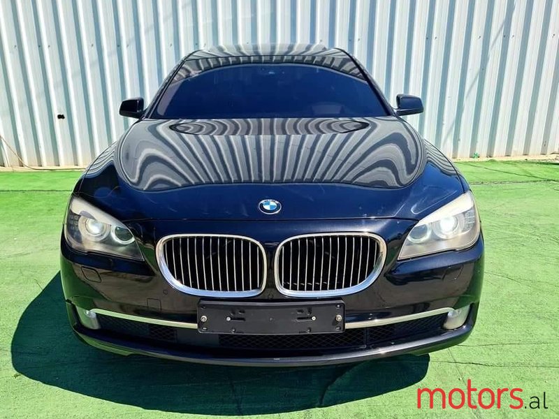 2011' BMW 730 photo #1
