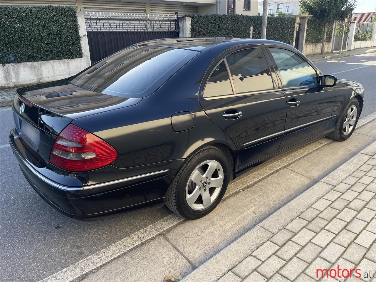 2004' Mercedes-Benz E 220 photo #3