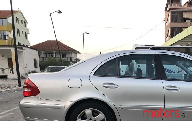 2004' Mercedes-Benz E 220 photo #1