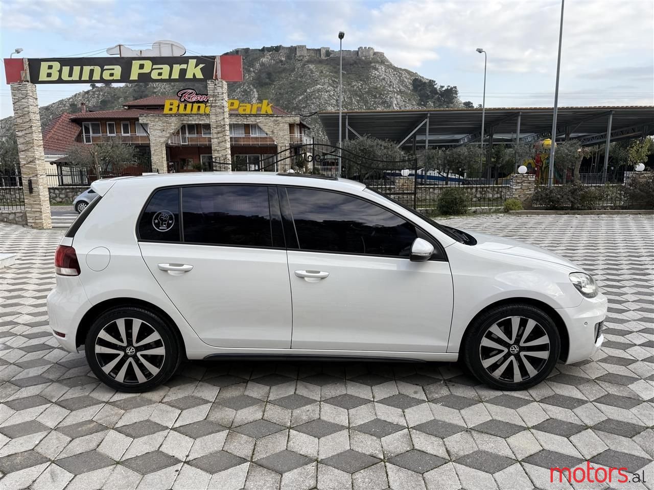 2010' Volkswagen Golf photo #5
