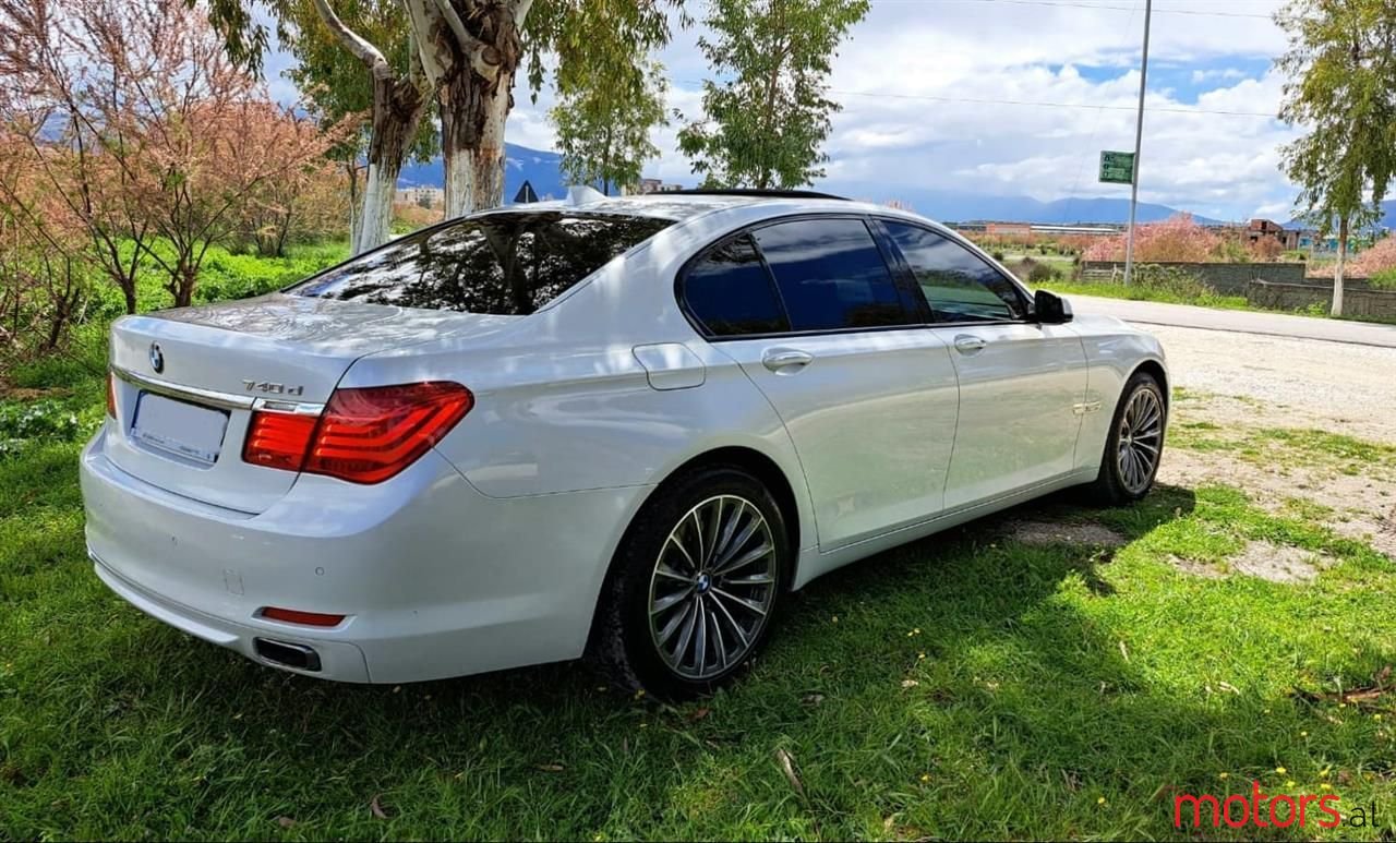 2011' BMW 740 photo #3