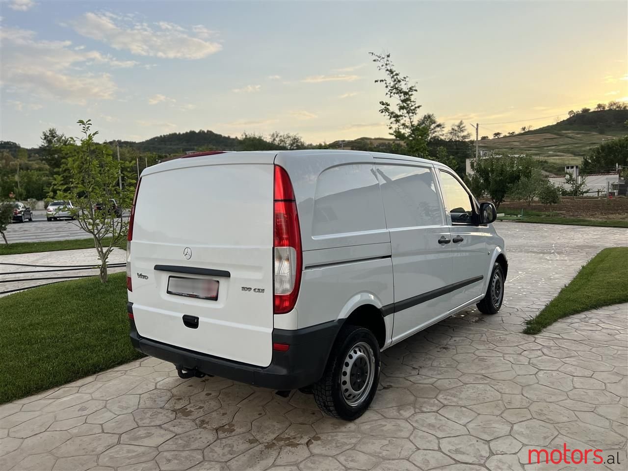 2009' Mercedes-Benz V 220 photo #3