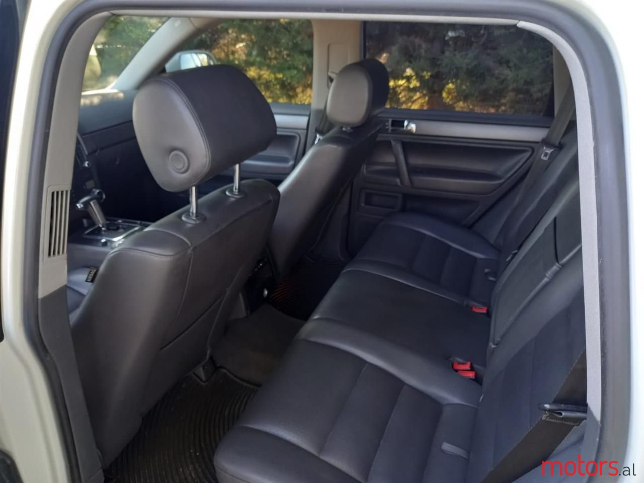 2010' Volkswagen Touareg photo #5