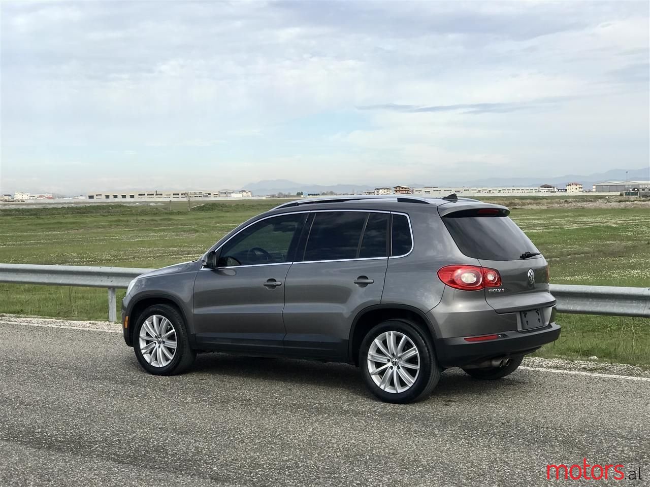 2011' Volkswagen Tiguan photo #1