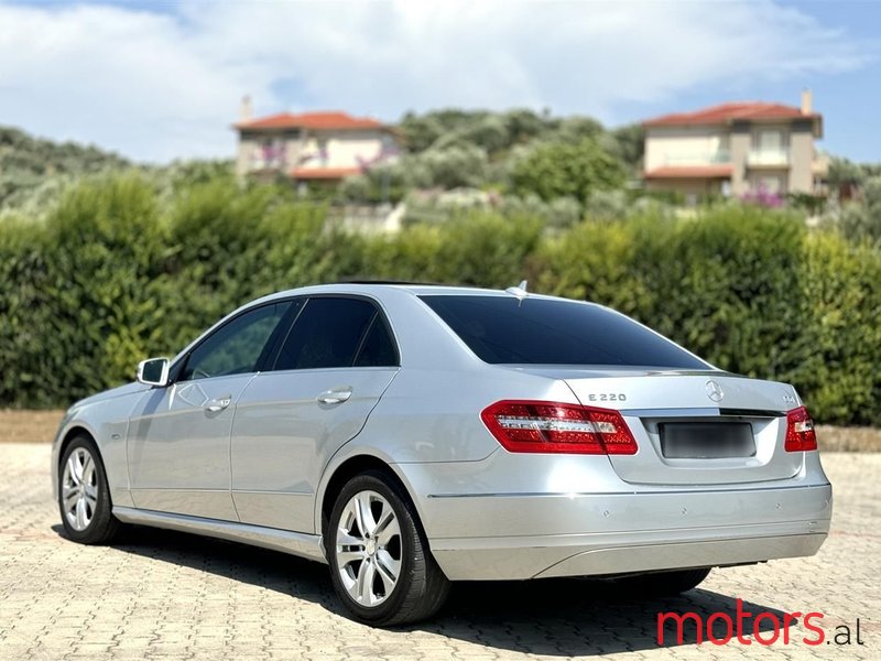 2011' Mercedes-Benz E 220 photo #6