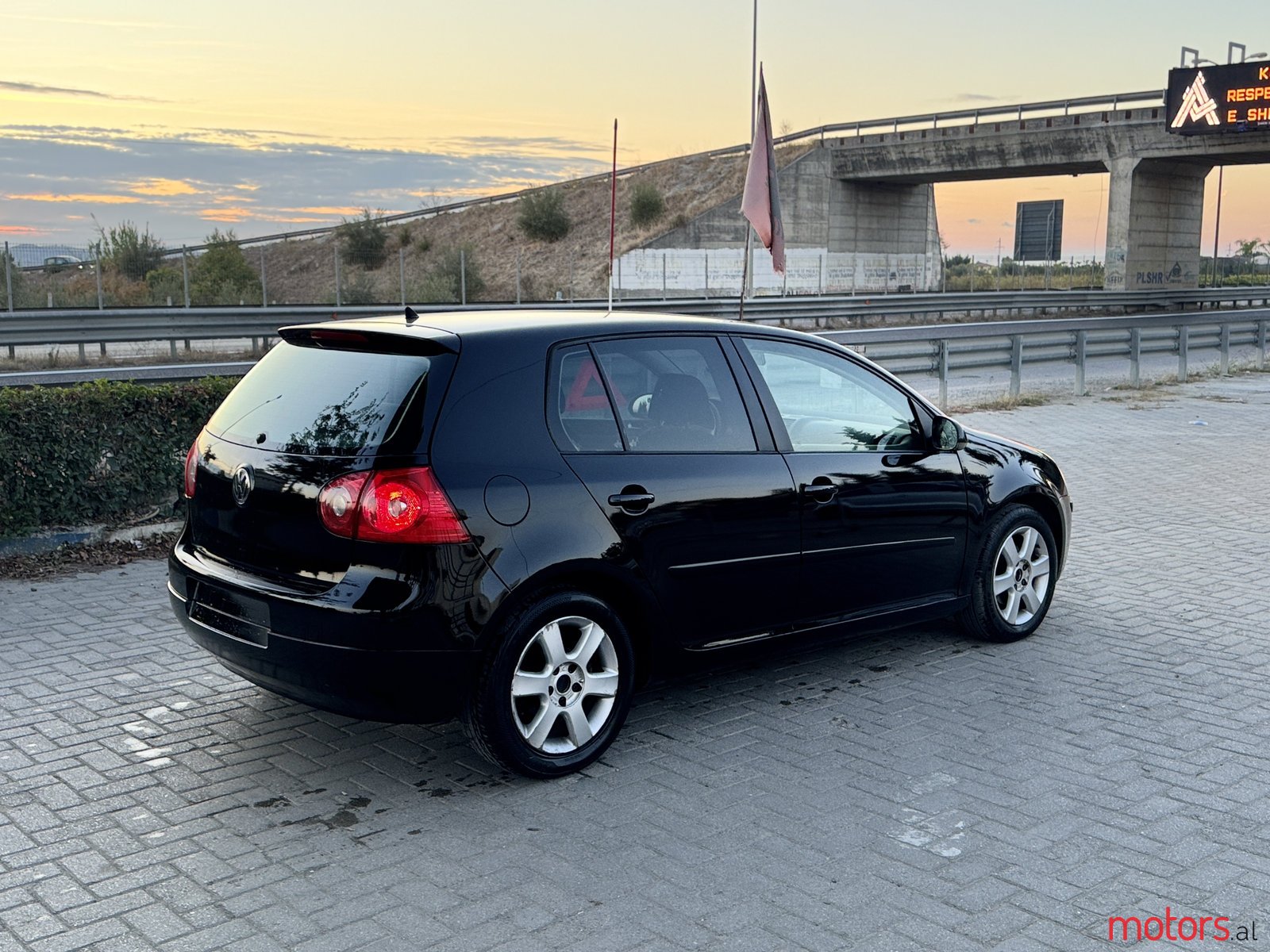 2008' Volkswagen Golf photo #5
