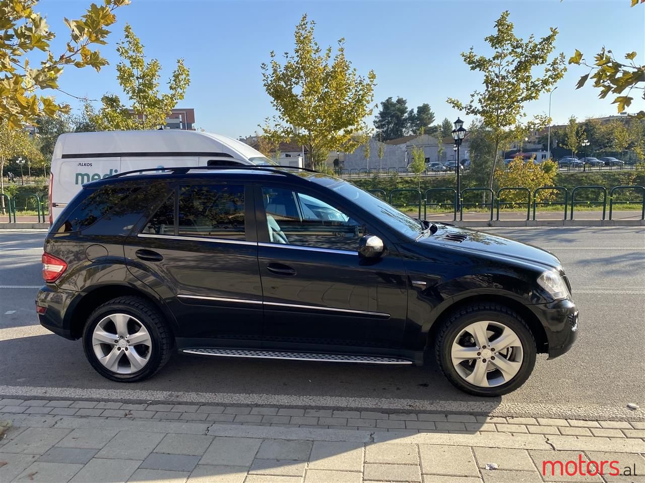 2010' Mercedes-Benz ML 350 photo #3