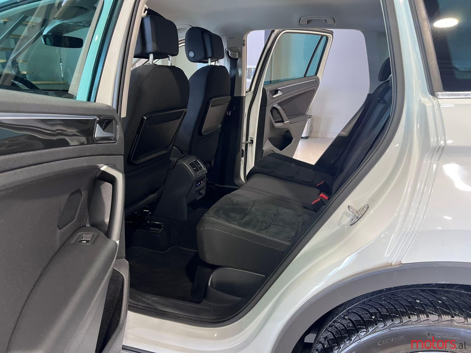 2017' Volkswagen Tiguan photo #1