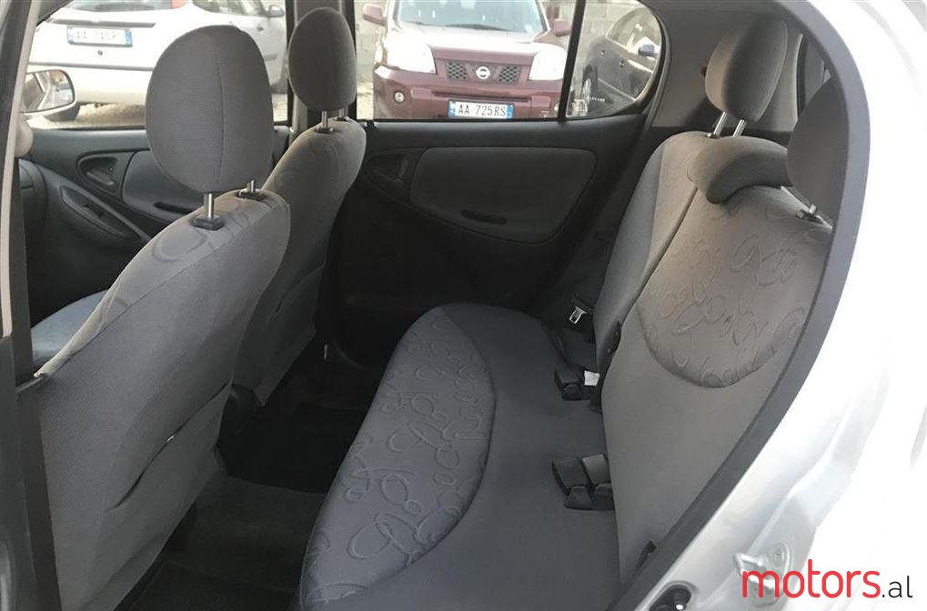 2001' Toyota Yaris photo #3
