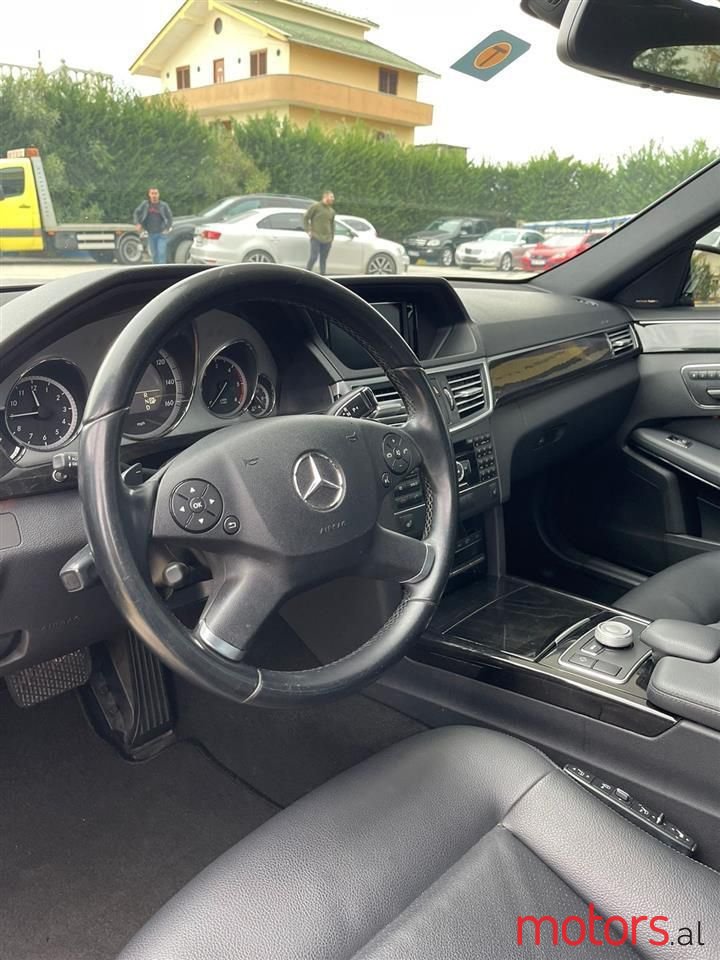 2011' Mercedes-Benz E 350 photo #3