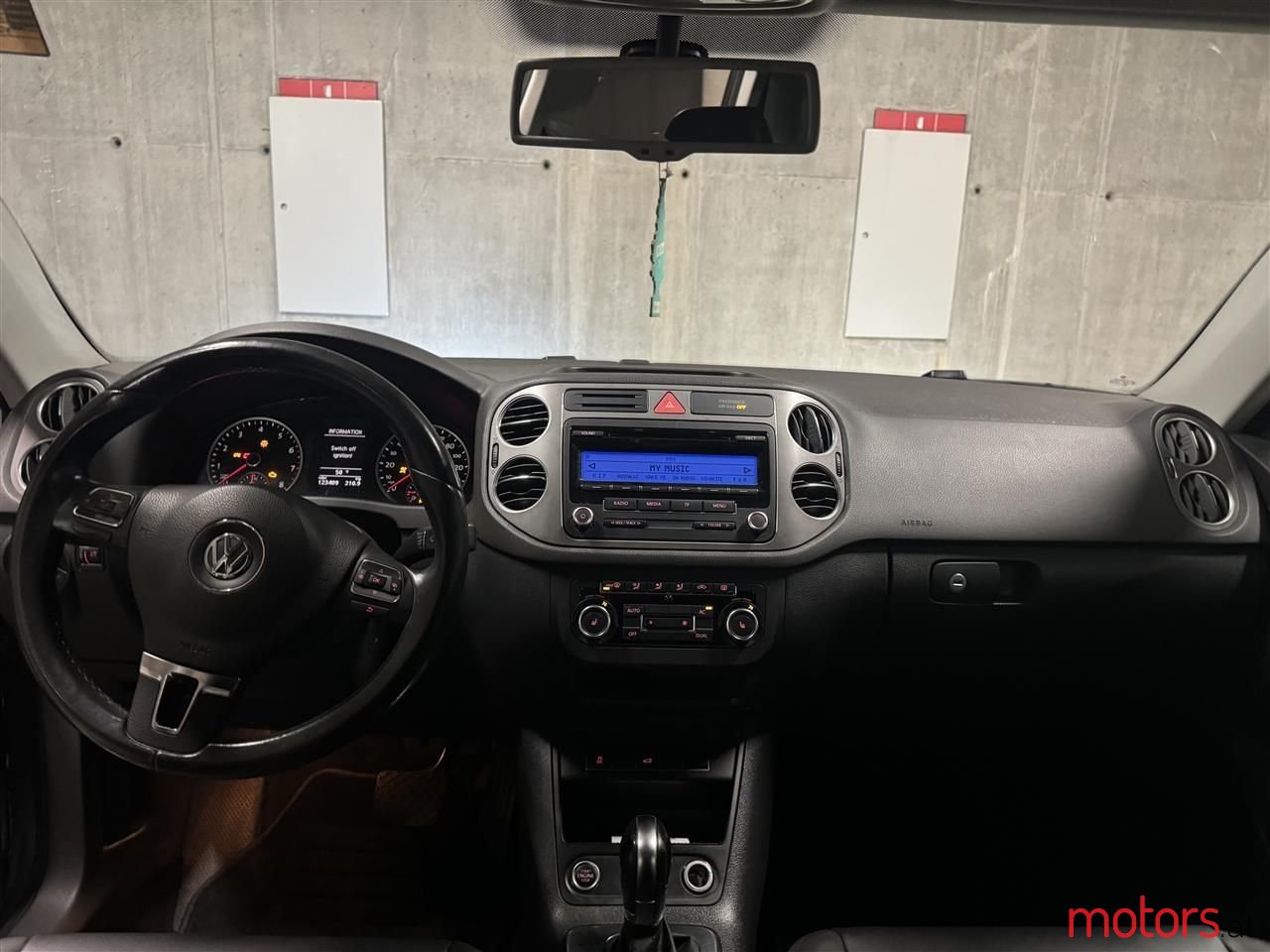 2011' Volkswagen Tiguan photo #6