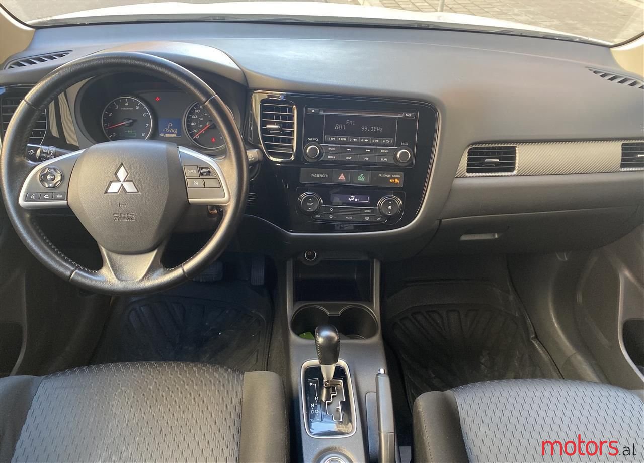 2014' Mitsubishi Outlander photo #6