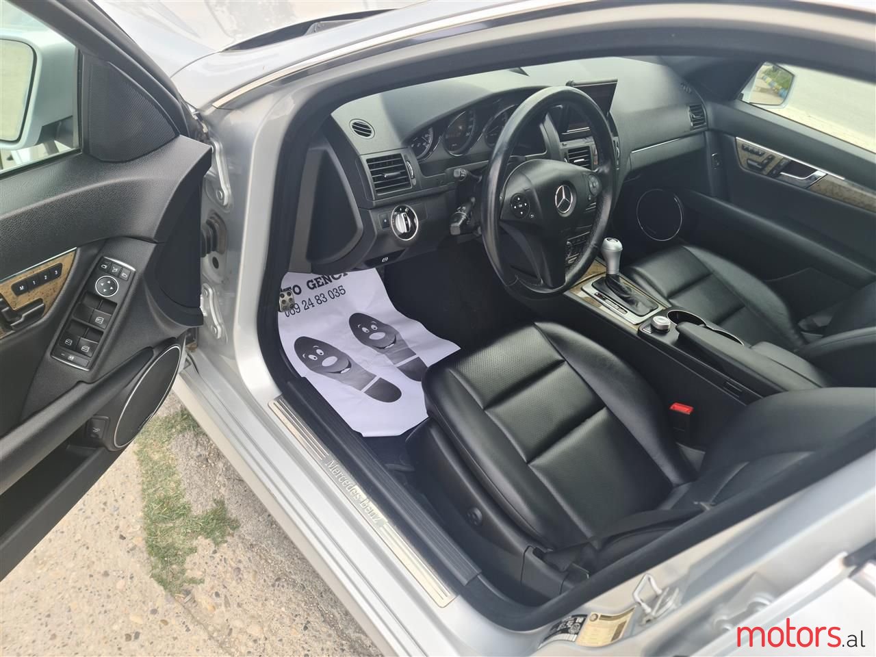 2011' Mercedes-Benz C 300 photo #2