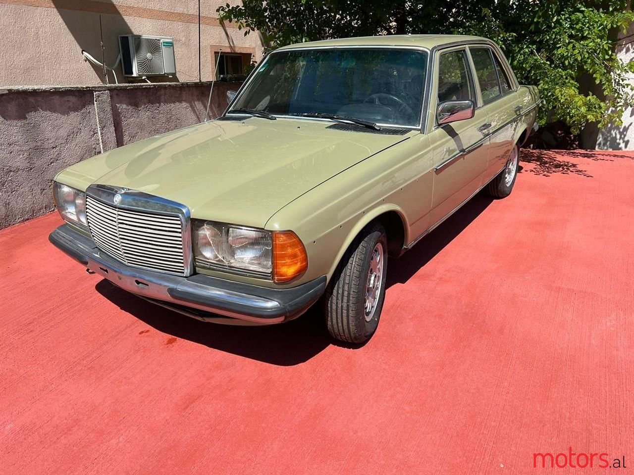 1983' Mercedes-Benz E 240 photo #1