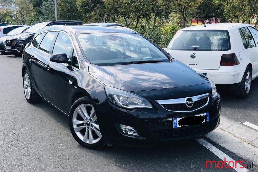 2011' Opel Astra photo #1