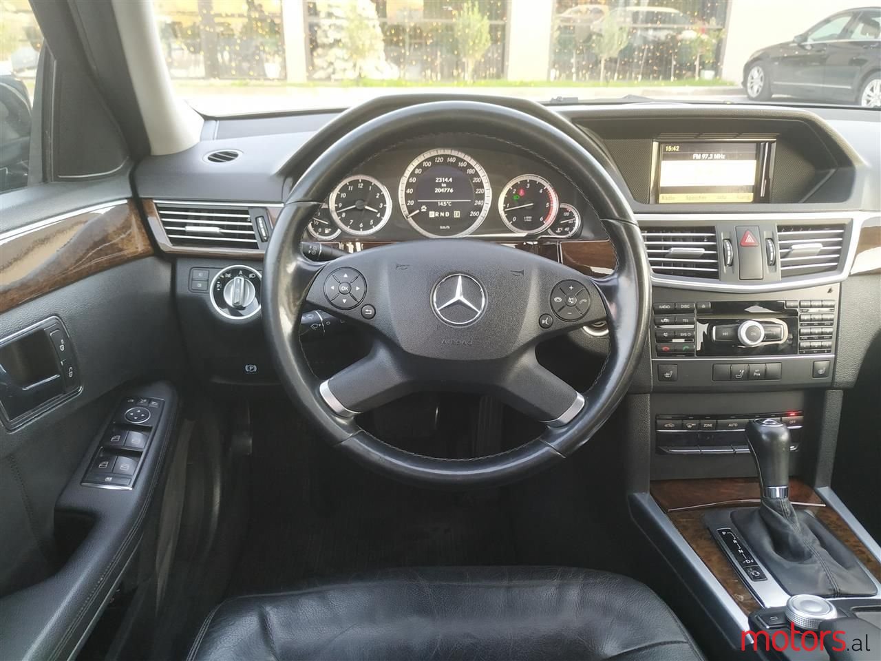 2011' Mercedes-Benz E 200 photo #2