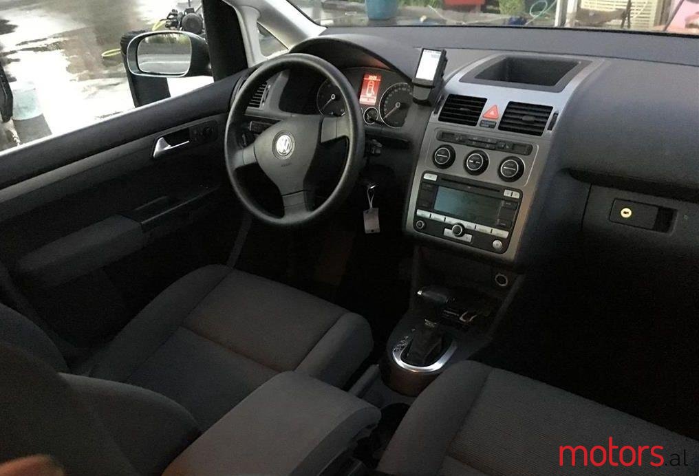 2007' Volkswagen Touran photo #2