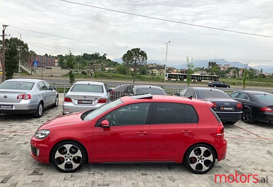 2011' Volkswagen Golf photo #1