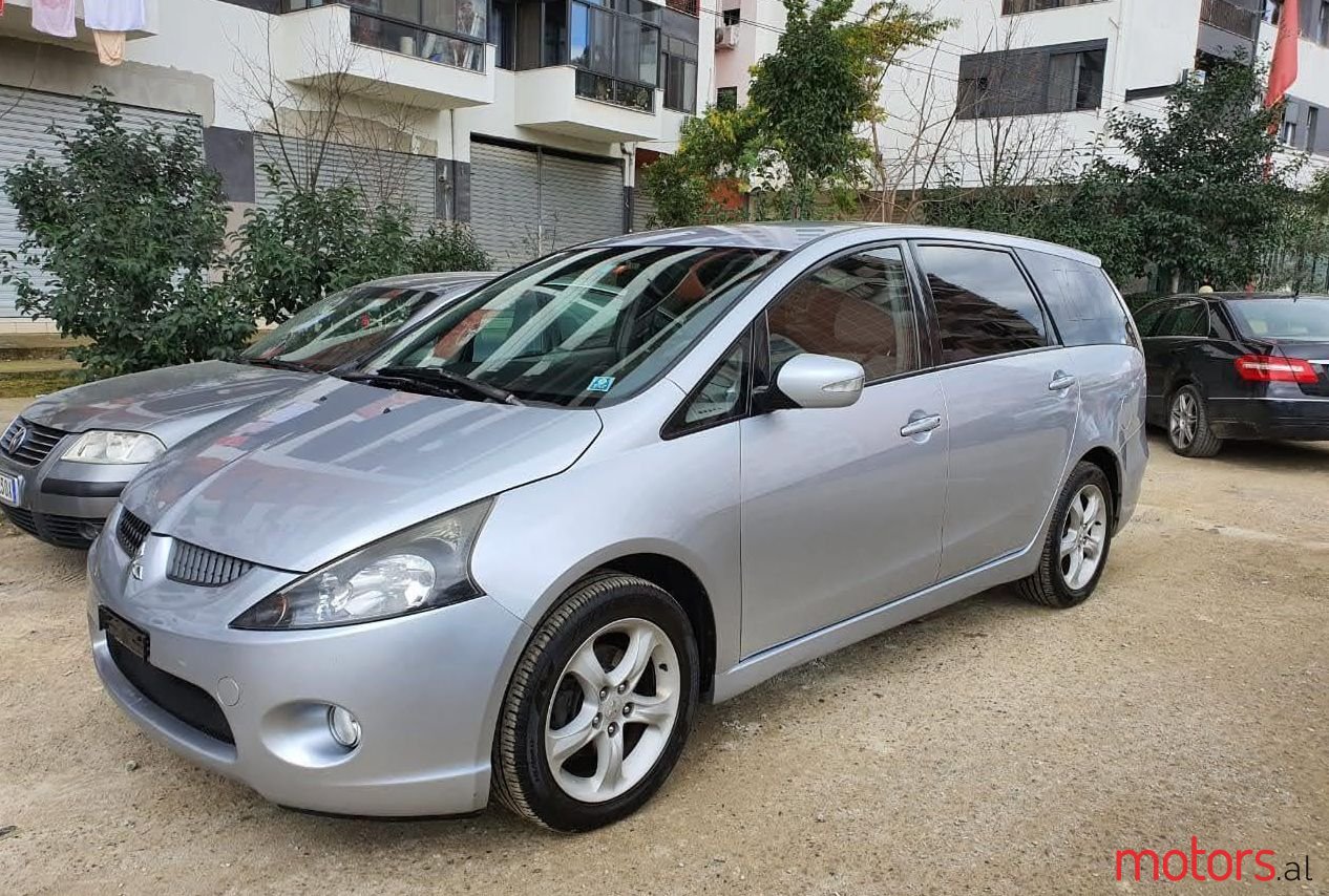 2005' Mitsubishi Grandis photo #1