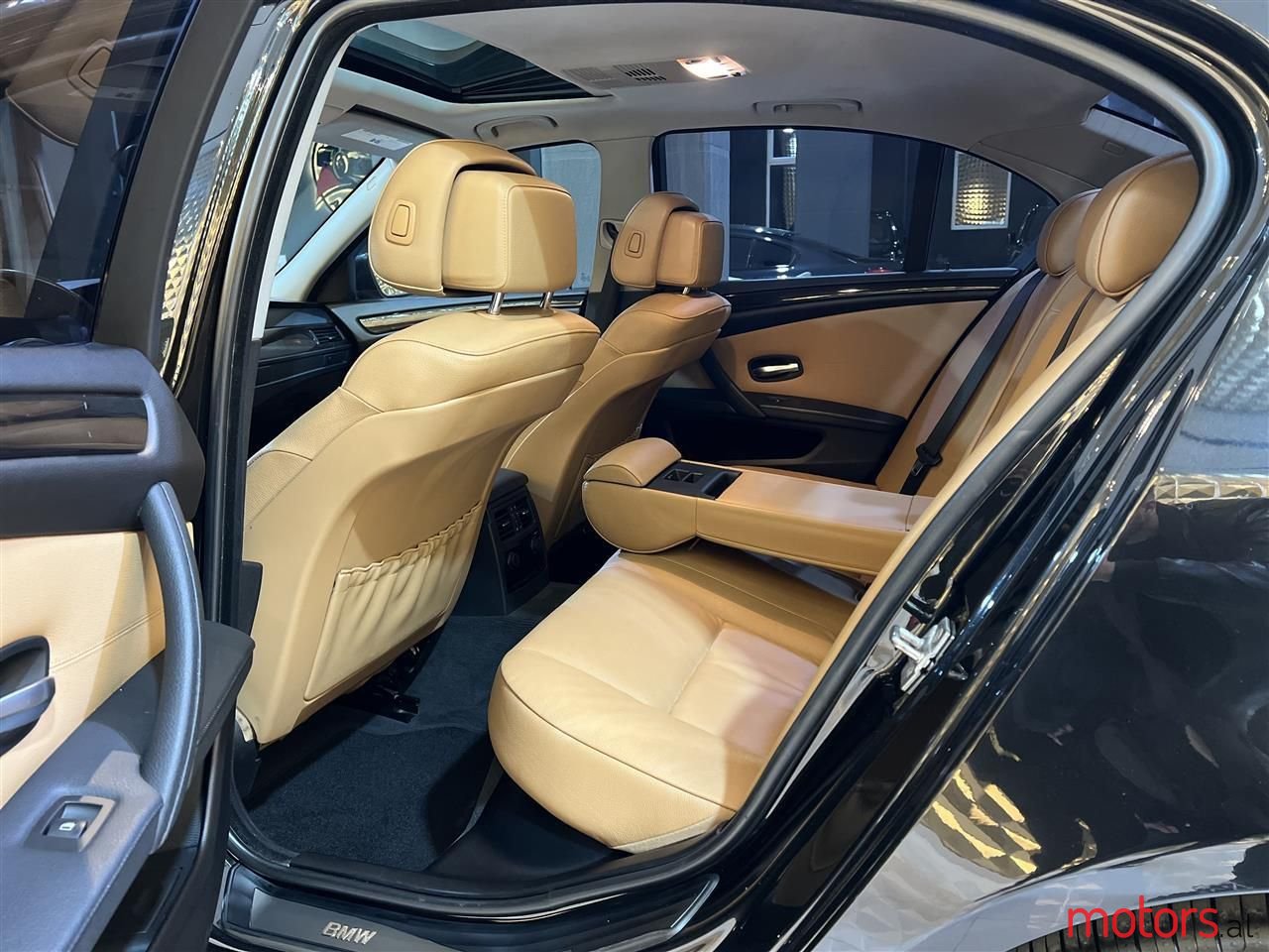 2010' BMW 530 photo #6